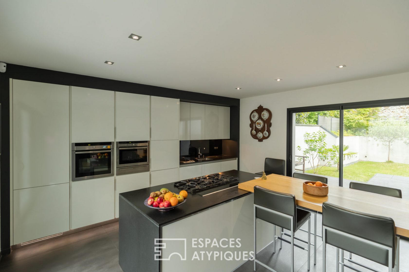 Discrète villa d’architecte avec patio – Fougères (35)