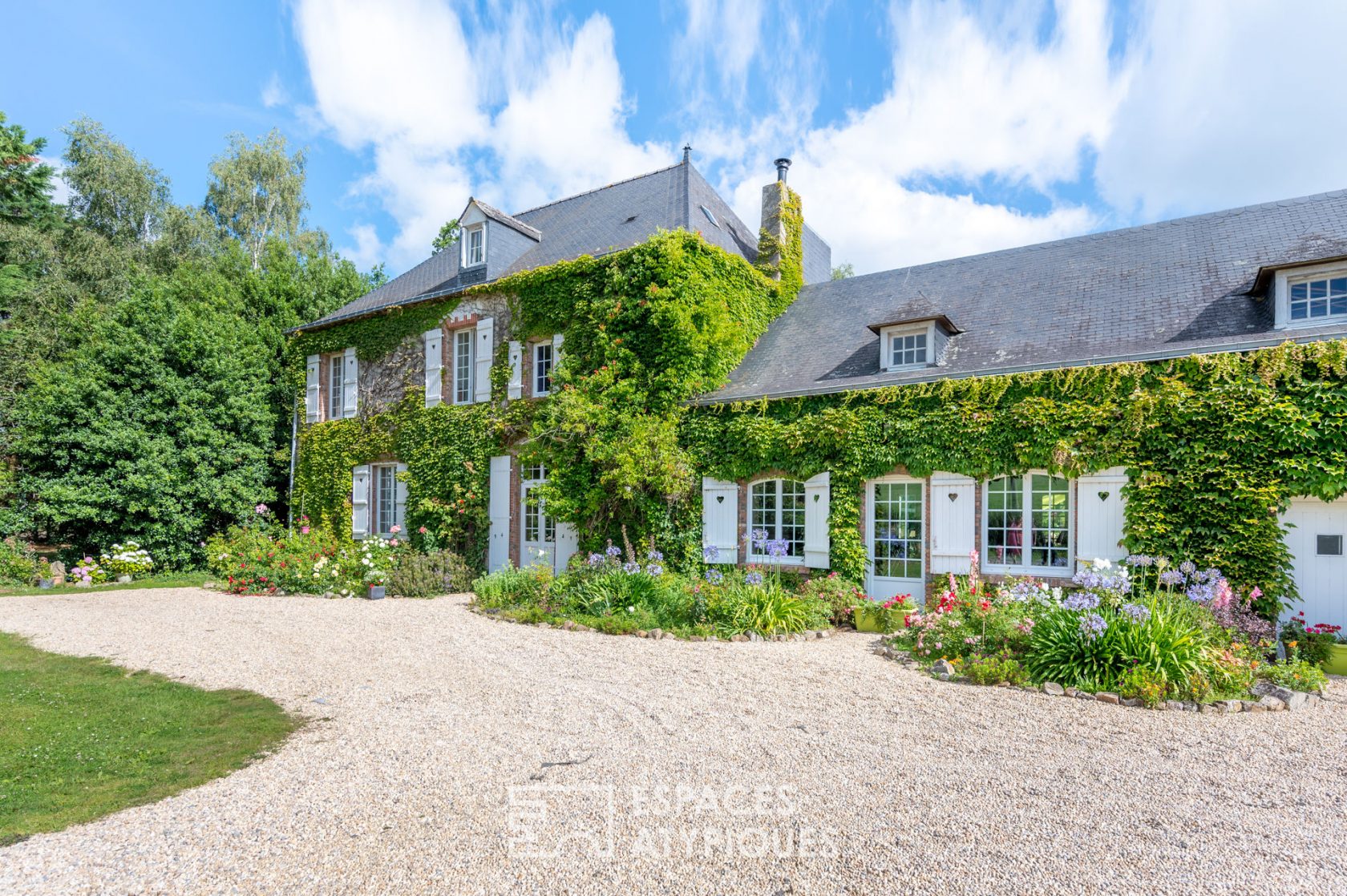 Manoir du XIVème Siècle dans son écrin de verdure – 350m²