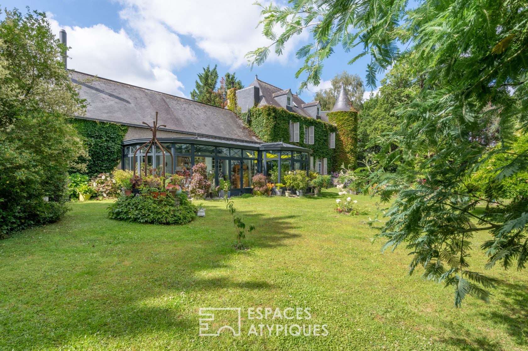 Manoir du XIVème Siècle dans son écrin de verdure – 350m²