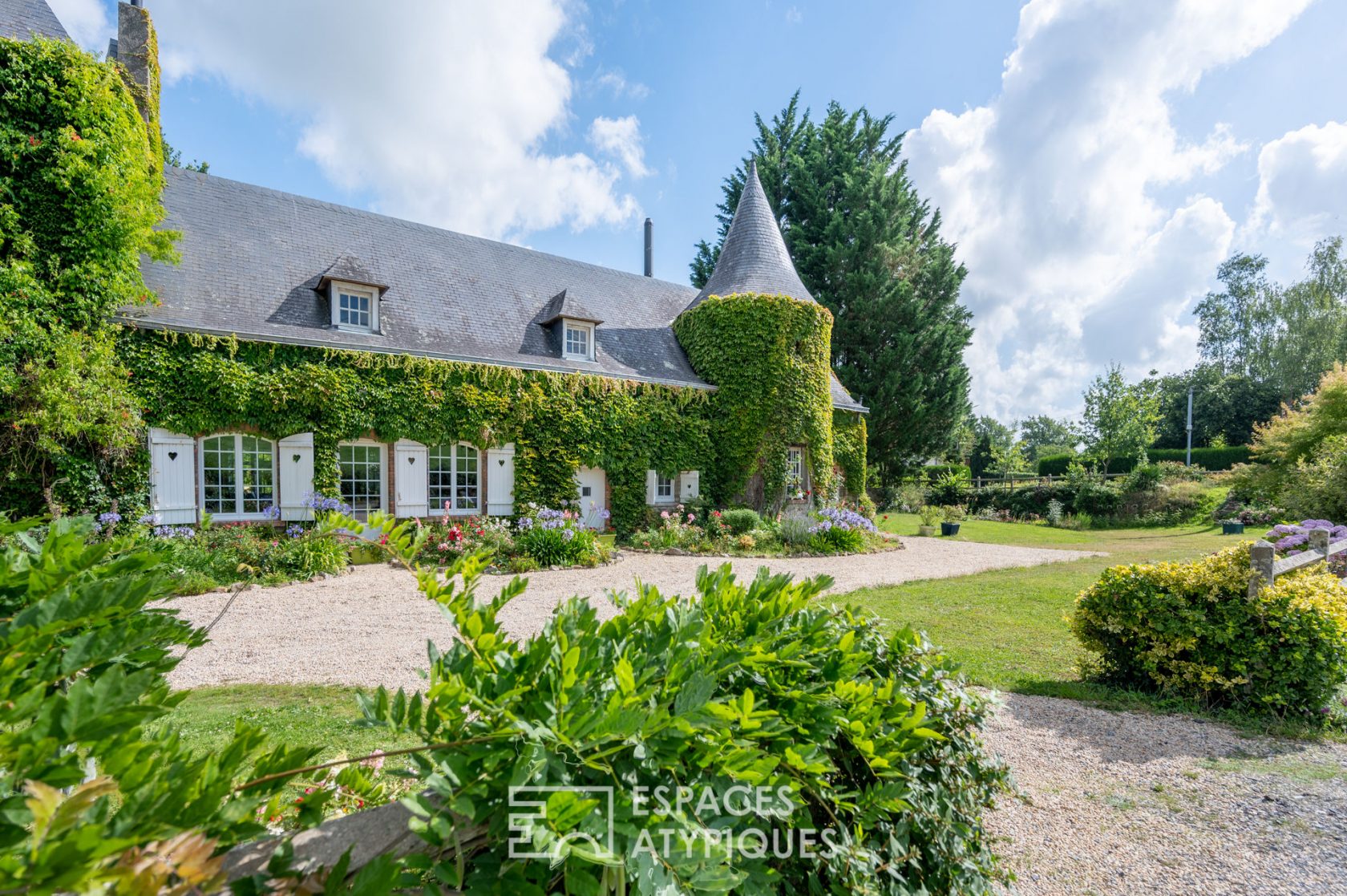 Manoir du XIVème Siècle dans son écrin de verdure – 350m²