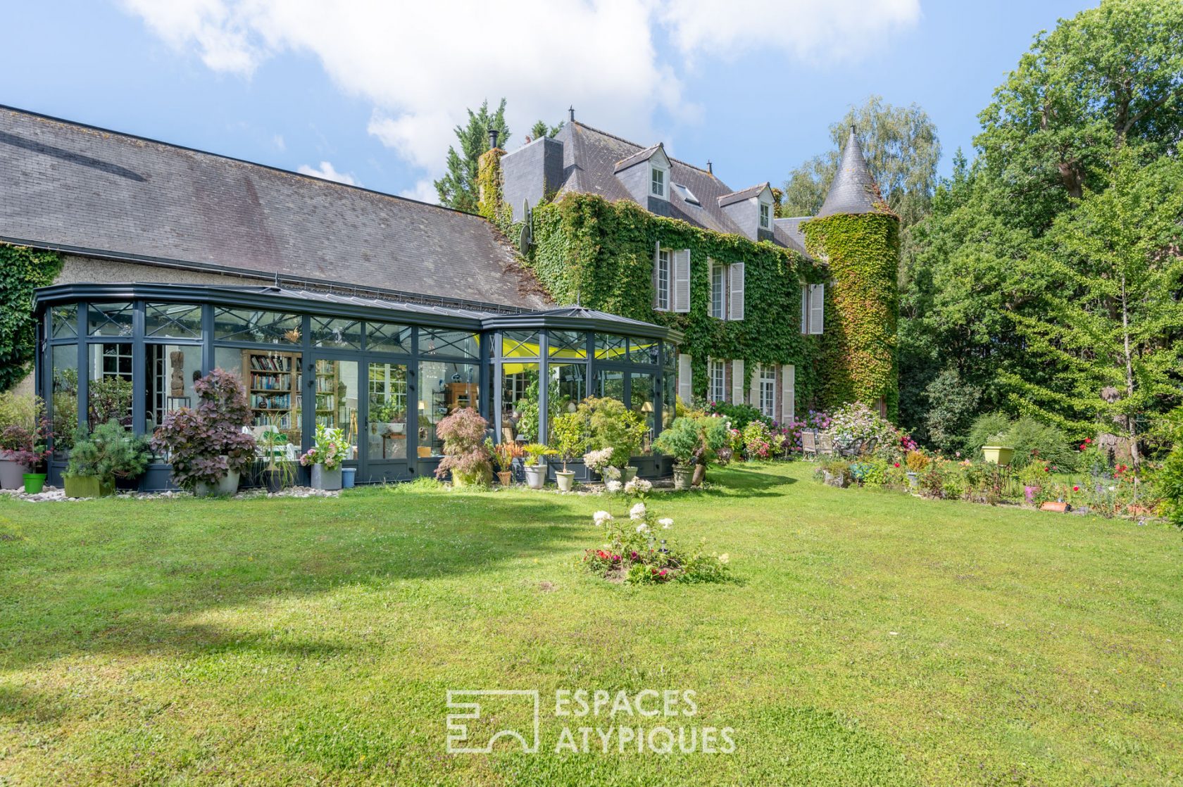 Manoir du XIVème Siècle dans son écrin de verdure – 350m²