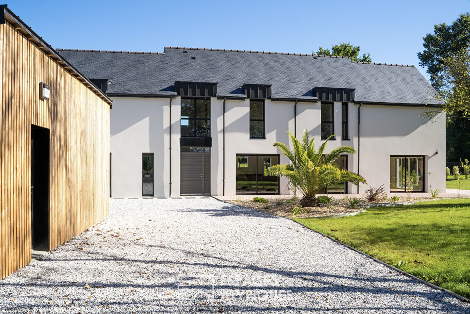 Audacious farmhouse a stone’s throw from the Breton capital