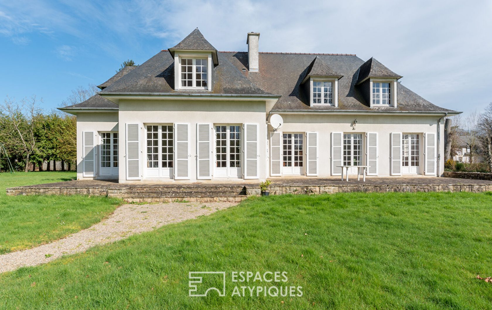 Généreuse maison bourgeoise et son écrin de verdure