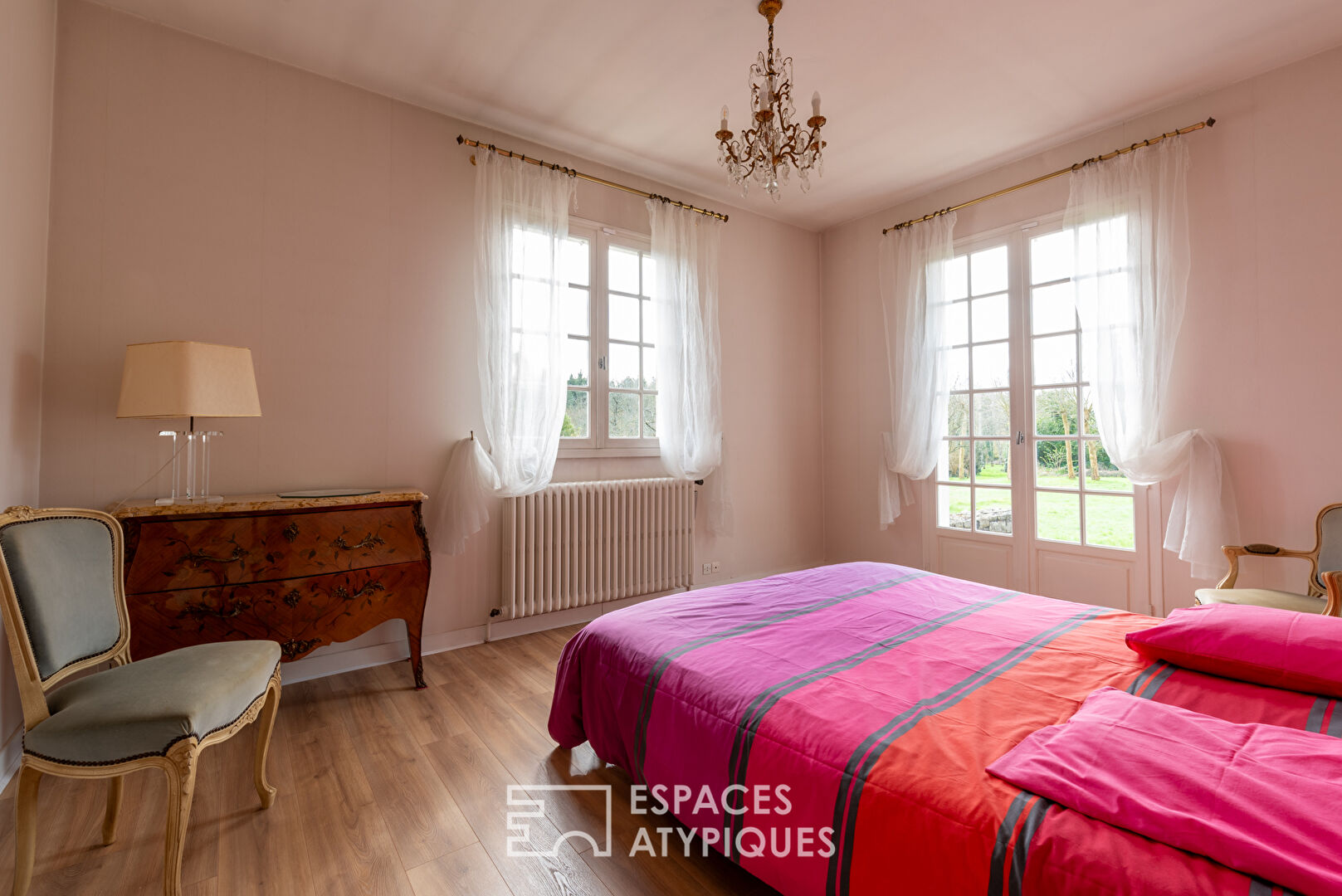 Generous bourgeois house and its green setting