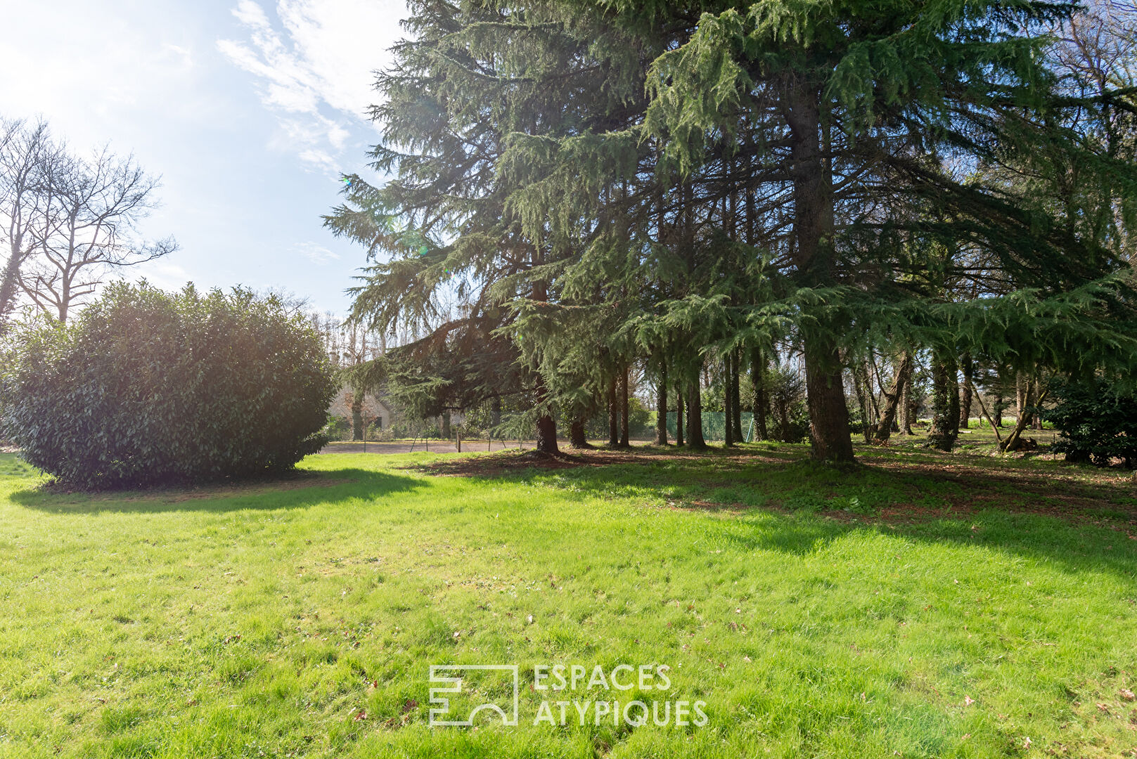 Généreuse maison bourgeoise et son écrin de verdure