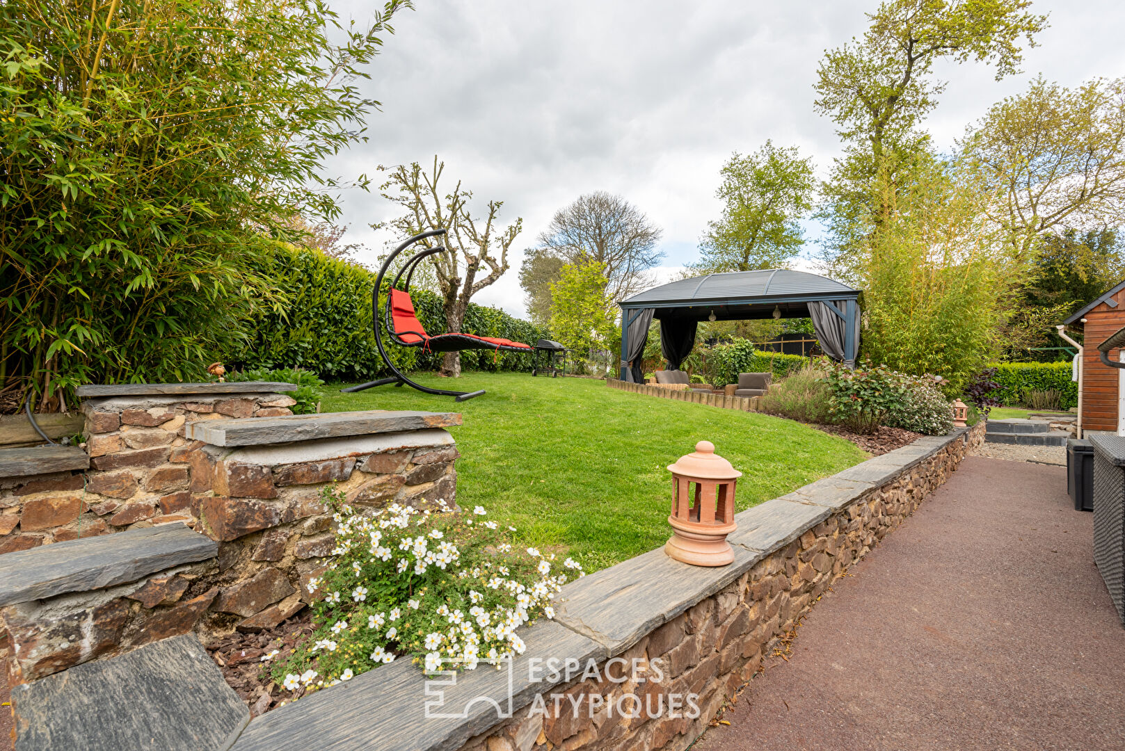 Charming renovated farmhouse on large garden in the heart of Gévezé