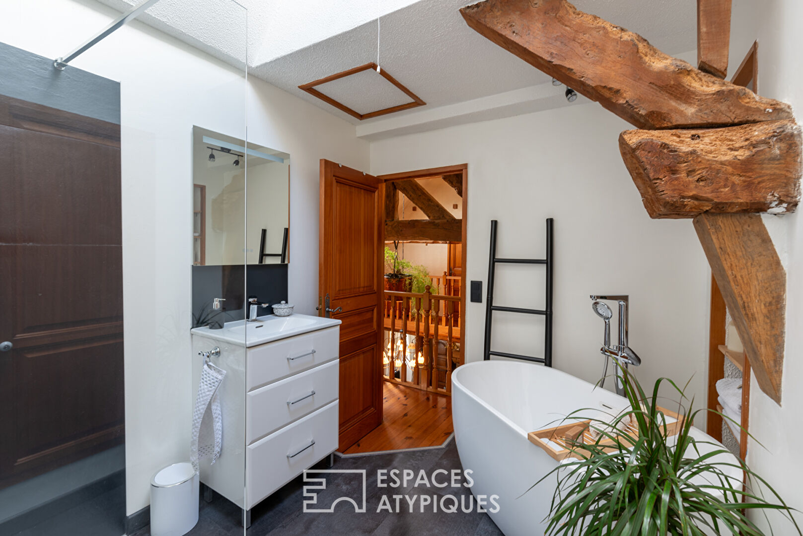 Charming renovated farmhouse on large garden in the heart of Gévezé