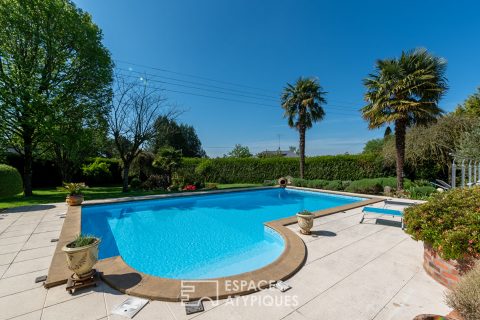 Vintage house and its charming landscaped garden with swimming pool