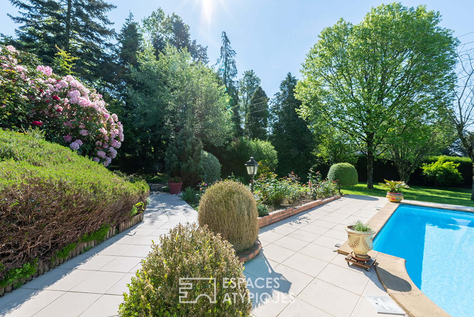 Vintage house and its charming landscaped garden with swimming pool