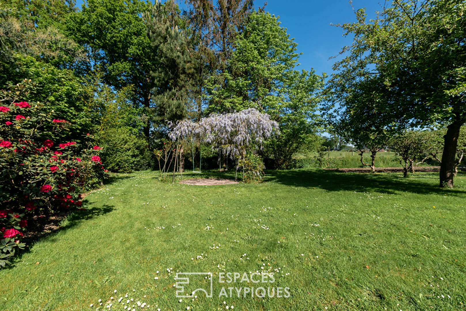 Vintage house and its charming landscaped garden with swimming pool