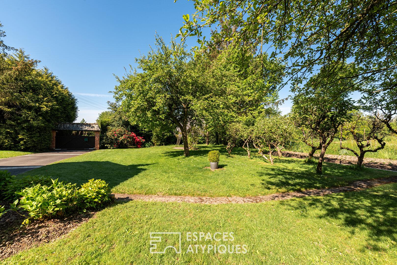 Vintage house and its charming landscaped garden with swimming pool