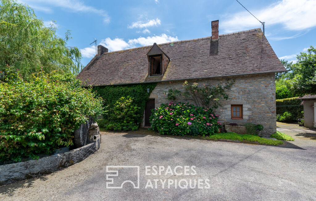 Maison en pierre au bord de l’étang.