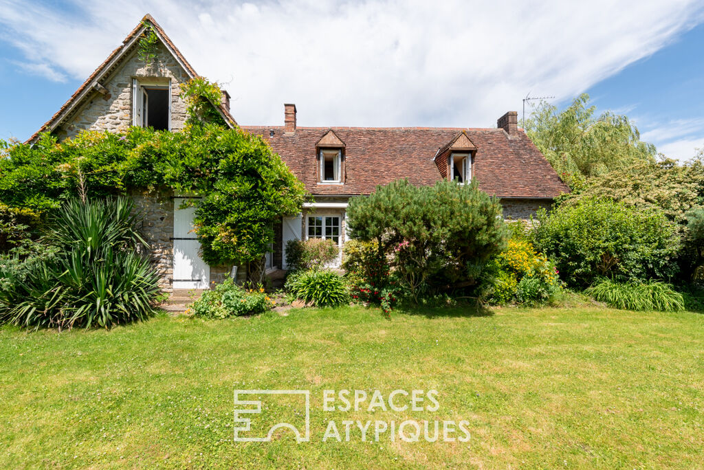Maison en pierre au bord de l’étang.