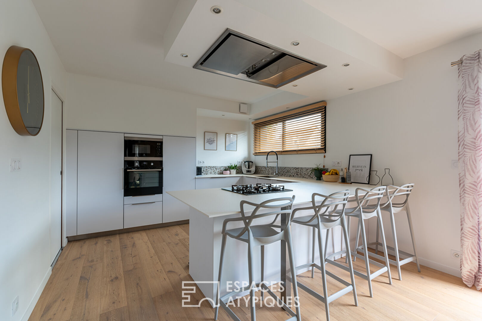 Contemporaine conviviale et sa piscine