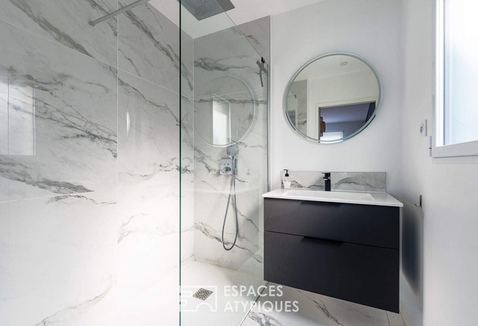 Contemporaine conviviale et sa piscine