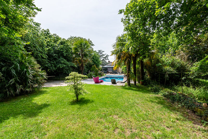 Maison bourgeoise aux portes de Rennes avec dépendances, parc et piscine