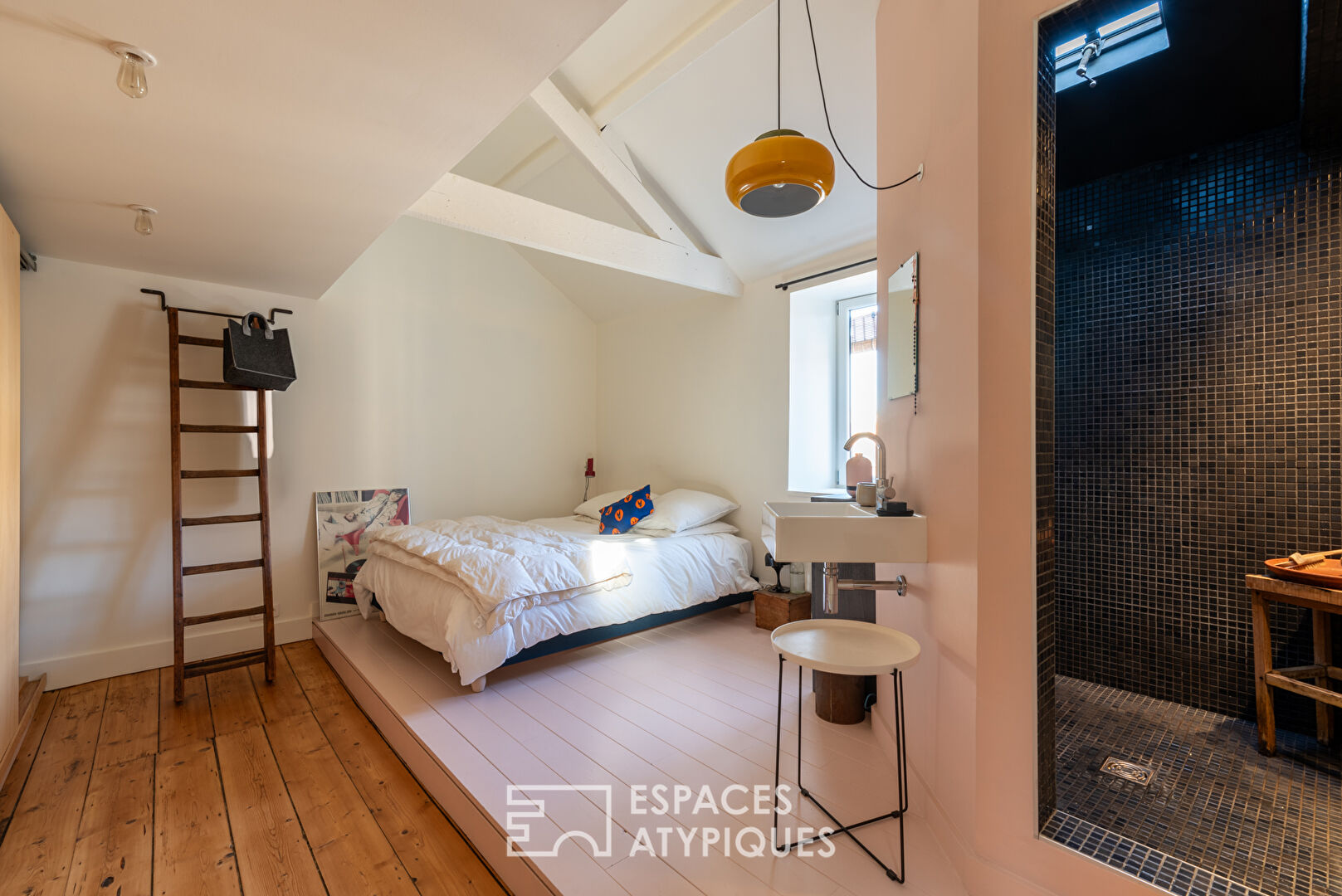 Loft style with 2 bedrooms, train station district – Rennes city center