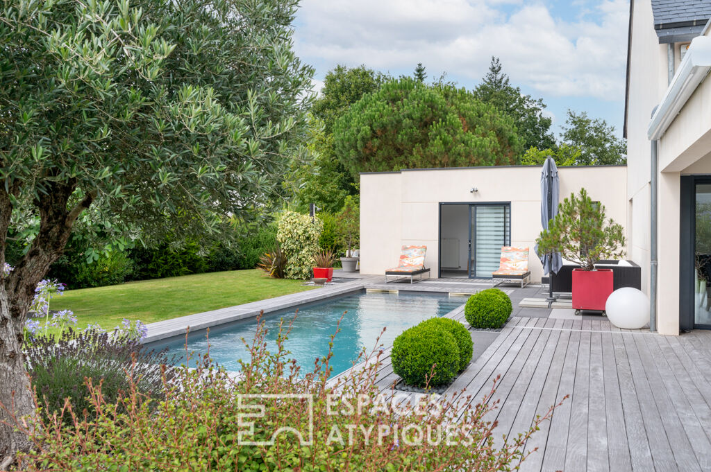 Harmonious family villa and its swimming pool – Bruz