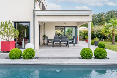 Harmonious family villa and its swimming pool – Bruz