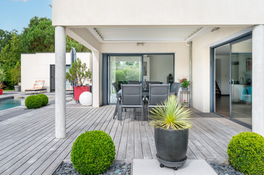Harmonious family villa and its swimming pool – Bruz