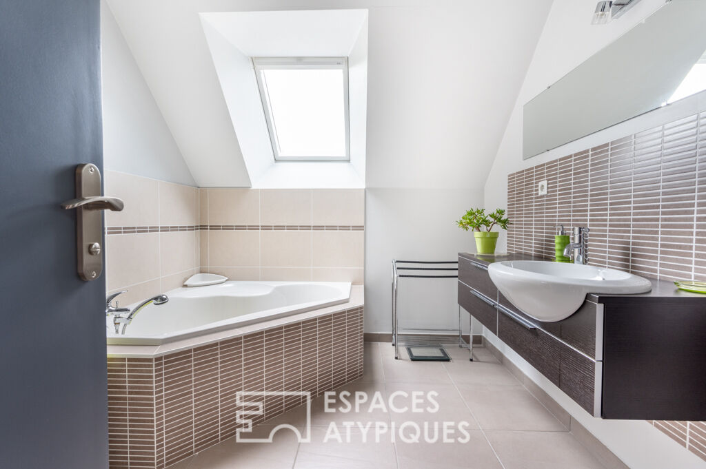 Harmonious family villa and its swimming pool – Bruz