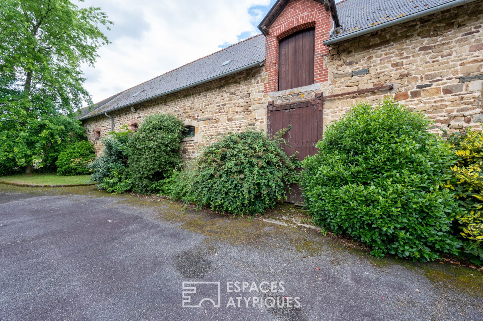 Longère and its stable in the Breton countryside