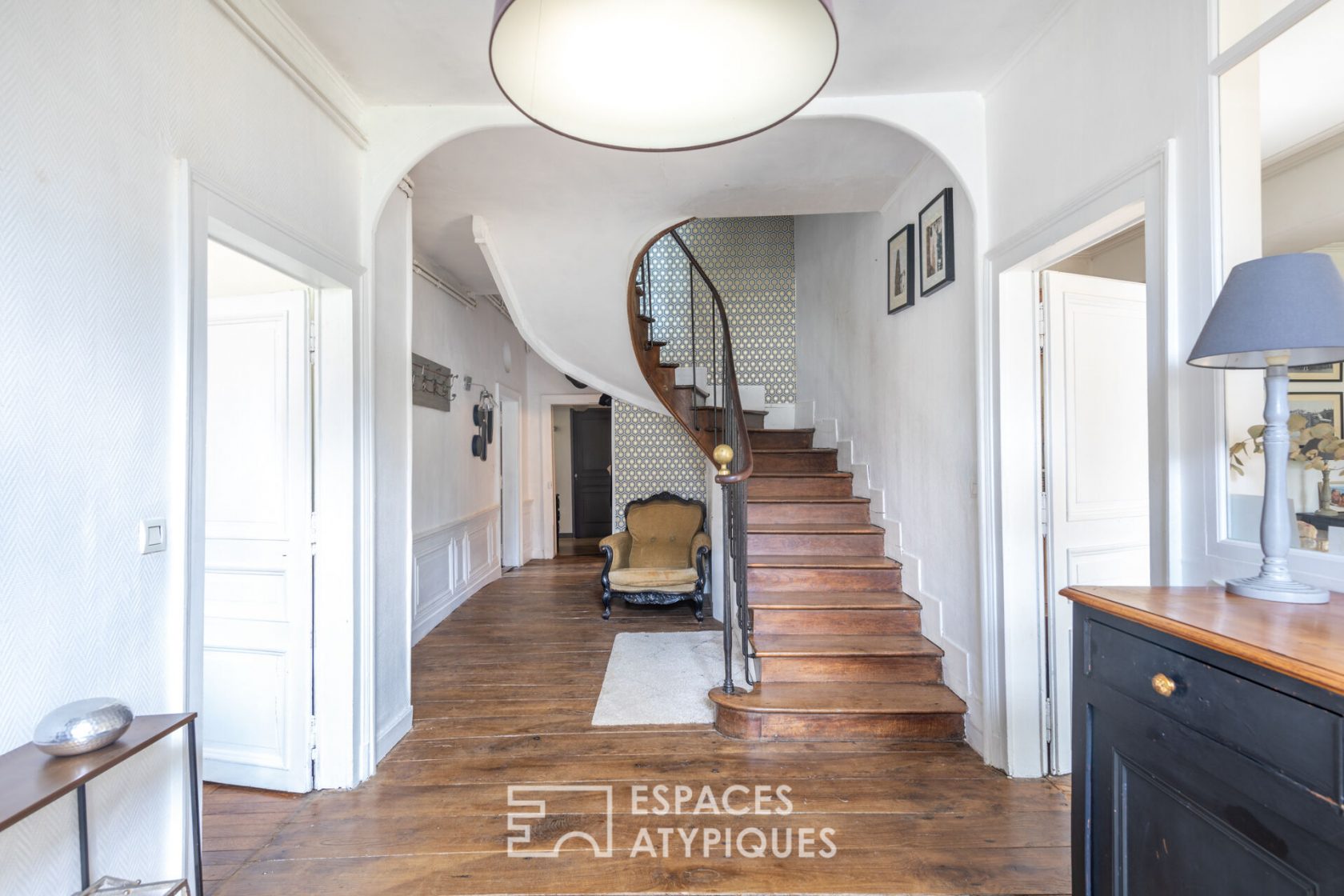 L’étonnante bourgeoise en coeur du bourg