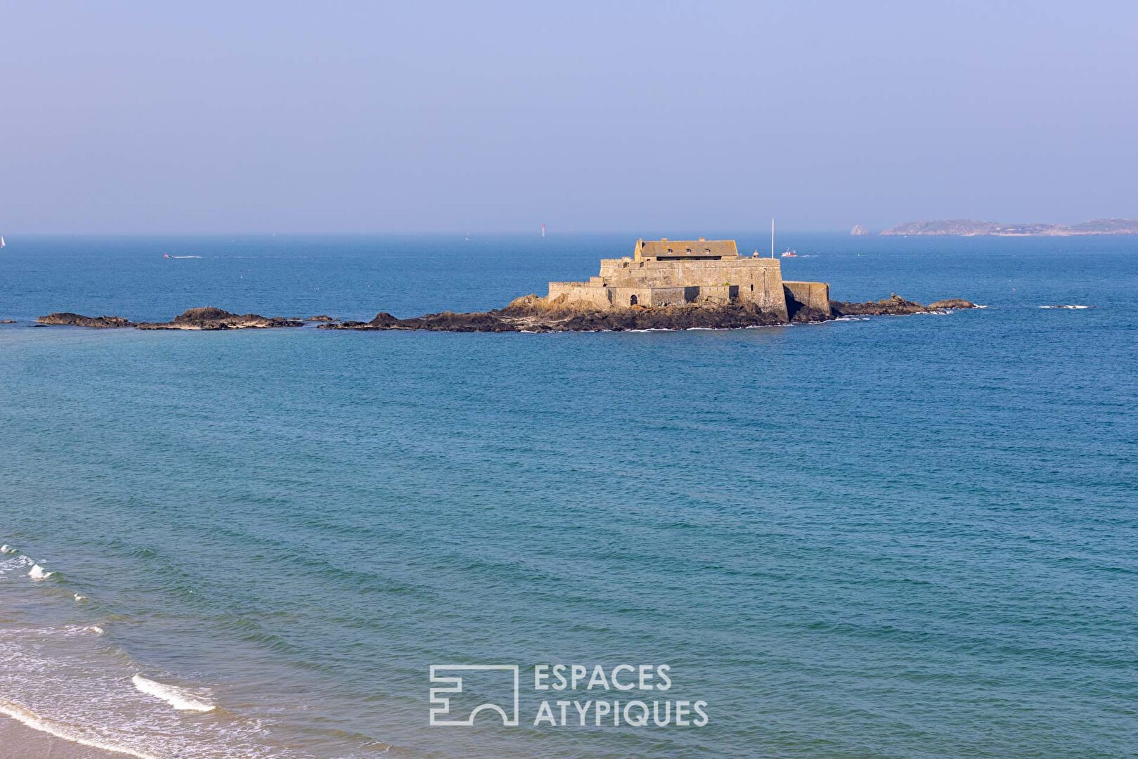Voyage en bateau sur la mer