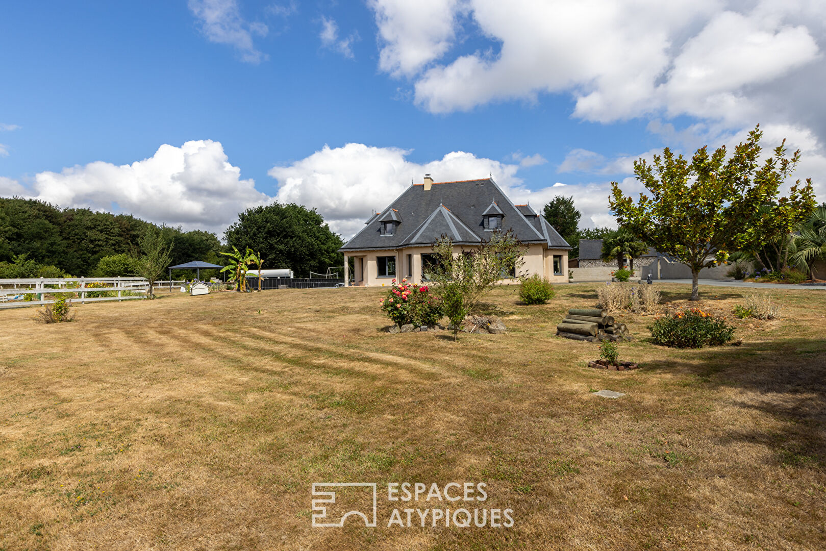 Pavilion with ethical decor at Mesnil Roc’h