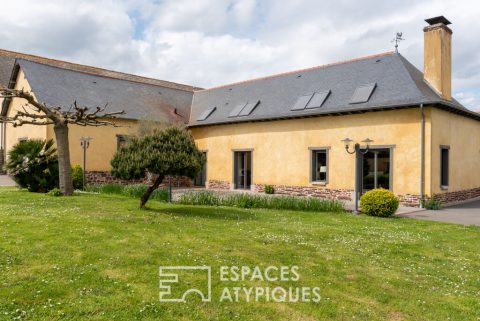 L’augurale longère dans son écrin de verdure