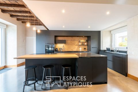 L’augurale longère dans son écrin de verdure