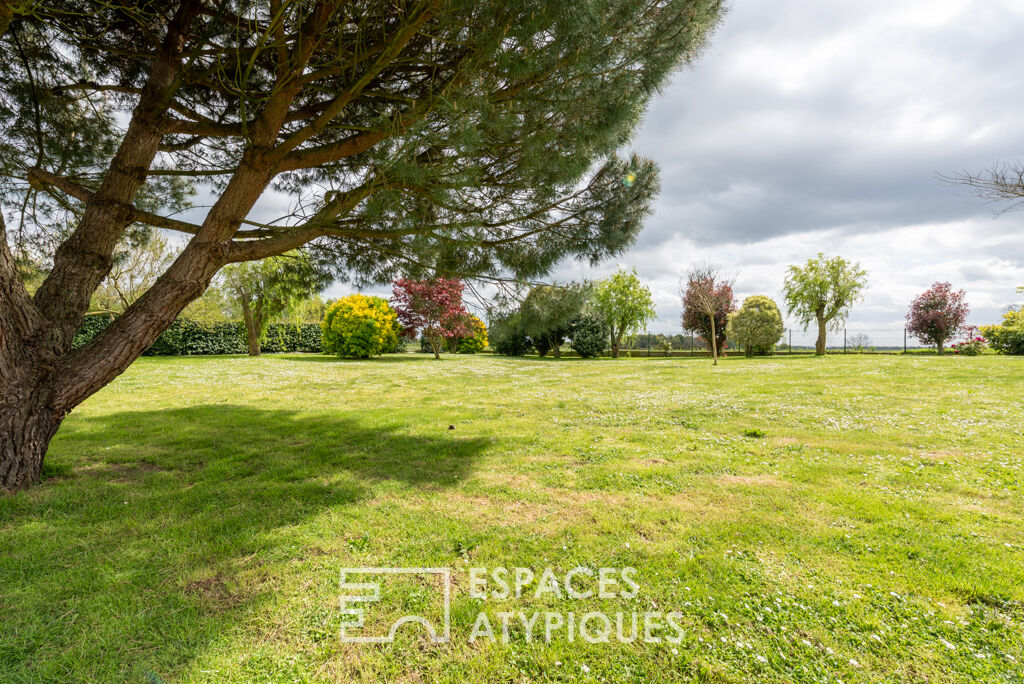 L’augurale longère dans son écrin de verdure
