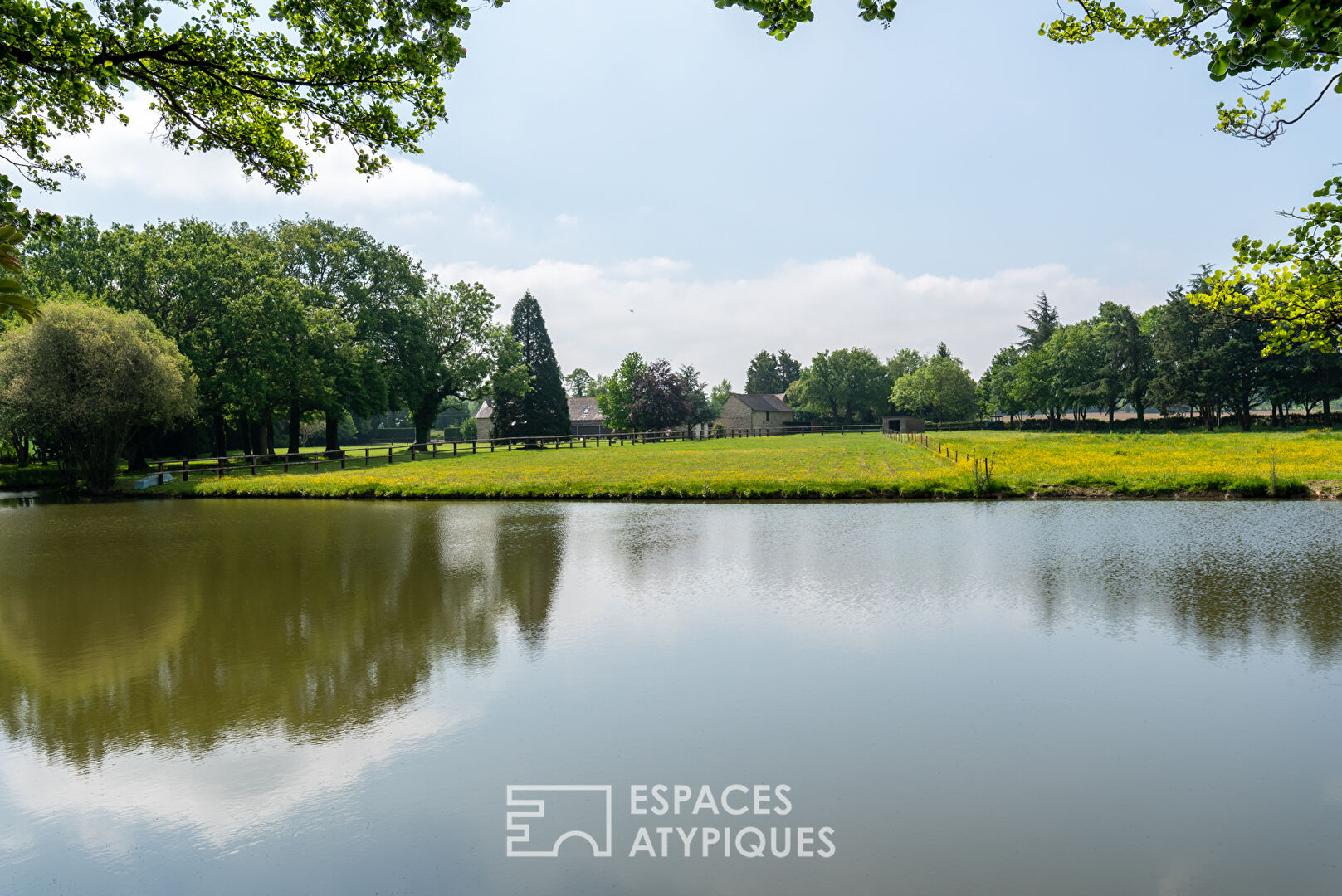 Corps de ferme grand format et son décor pittoresque