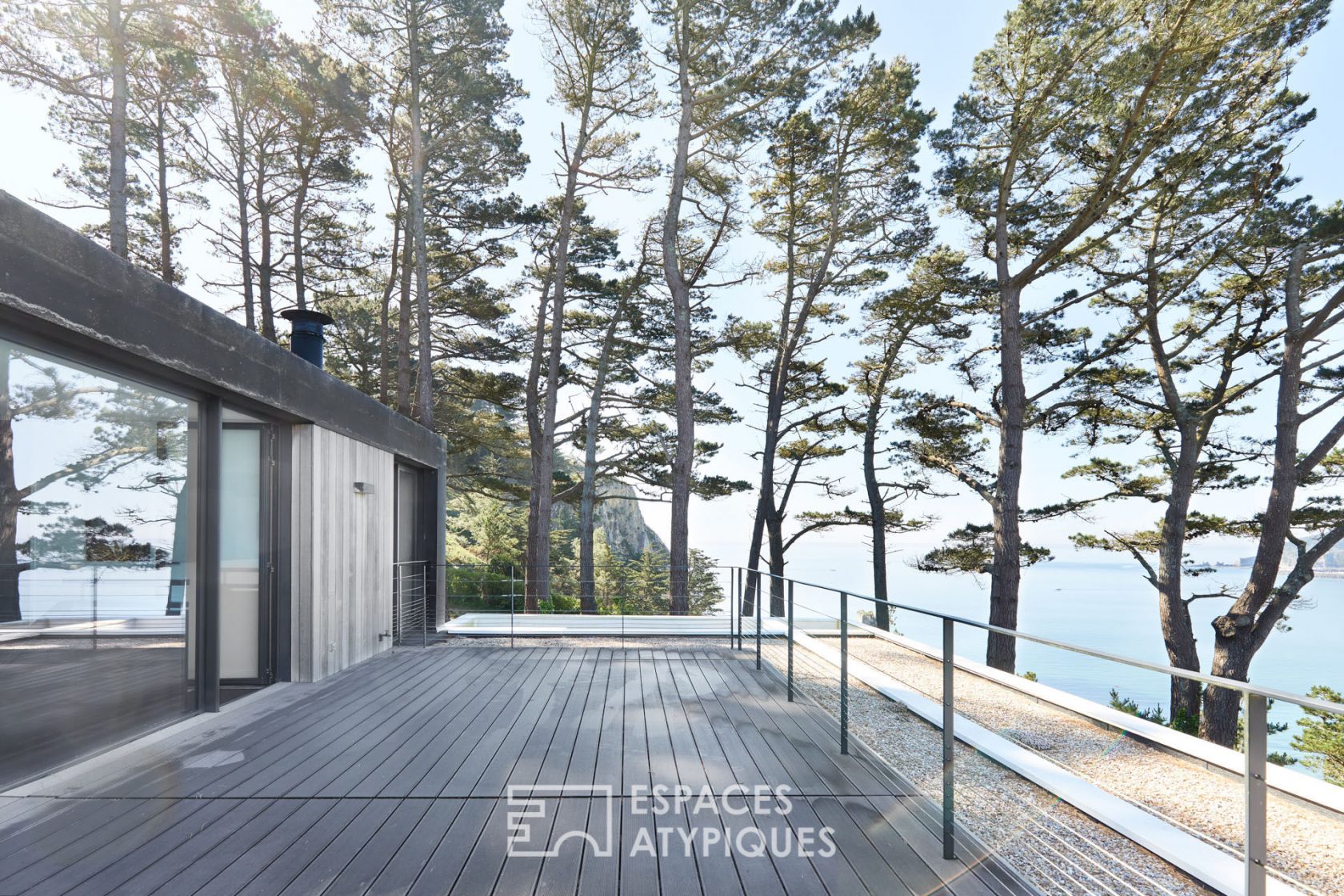 Contemplative architect villa with sea view