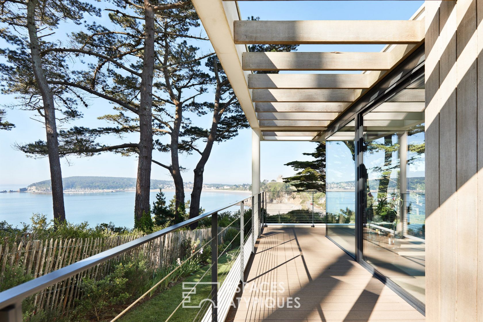 Contemplative architect villa with sea view