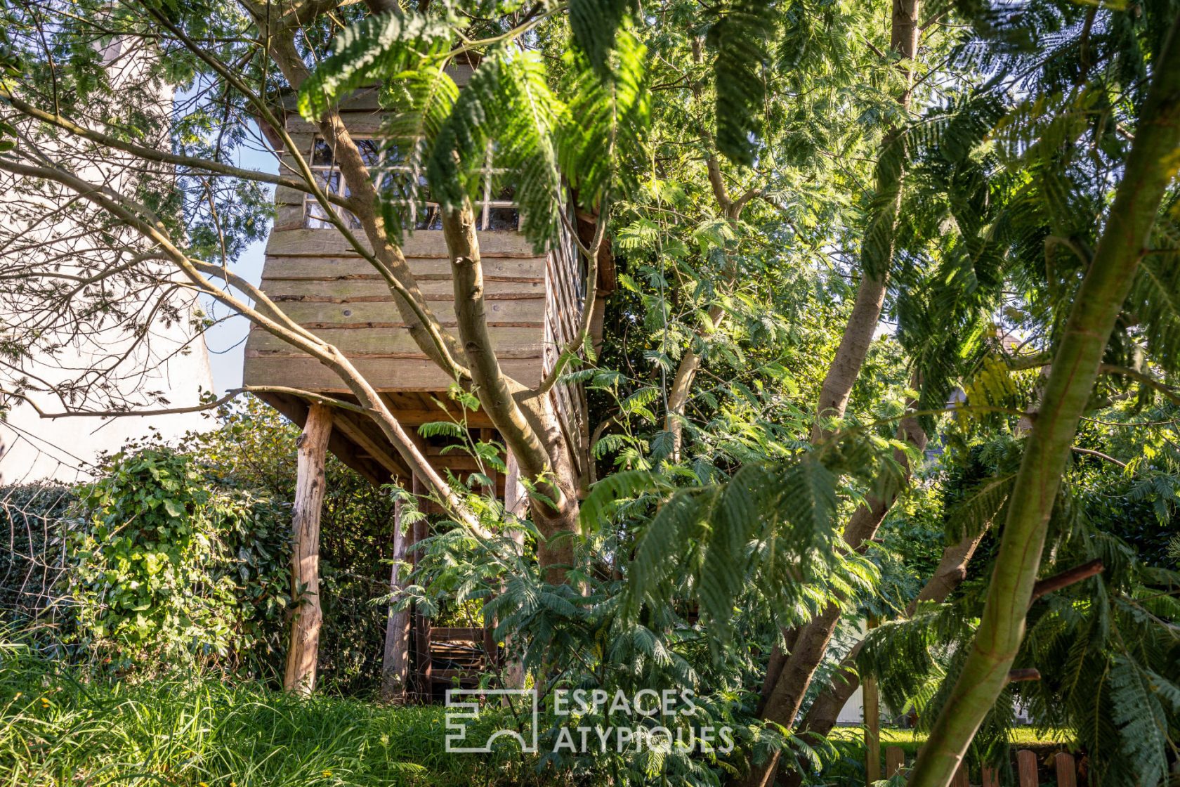 Maison à l’ambiance boisée en bord de mer