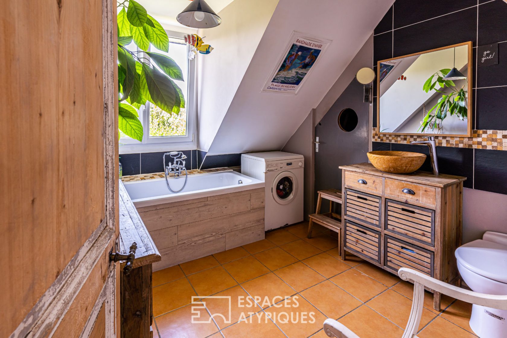 Maison à l’ambiance boisée en bord de mer