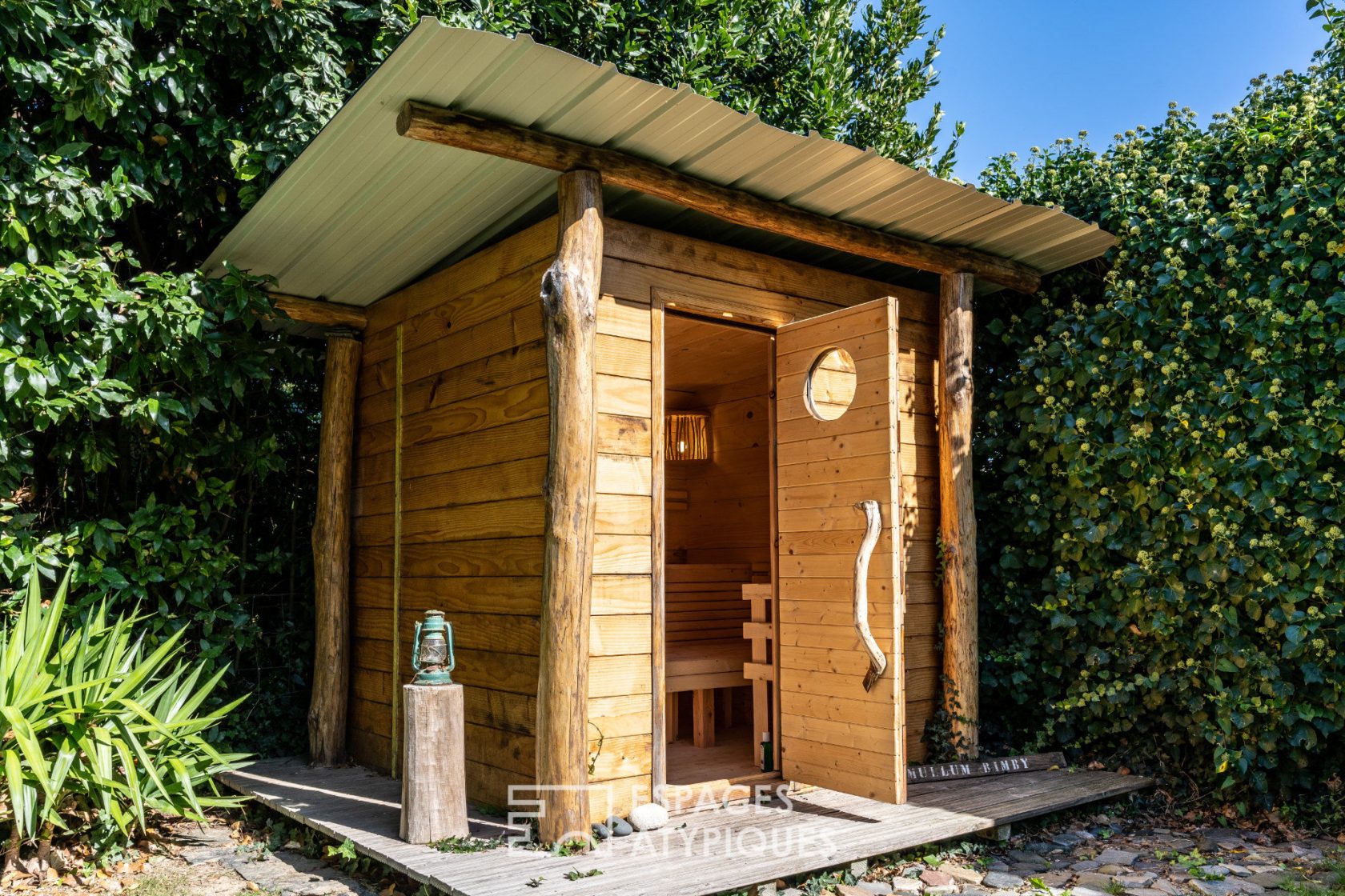 Maison à l’ambiance boisée en bord de mer