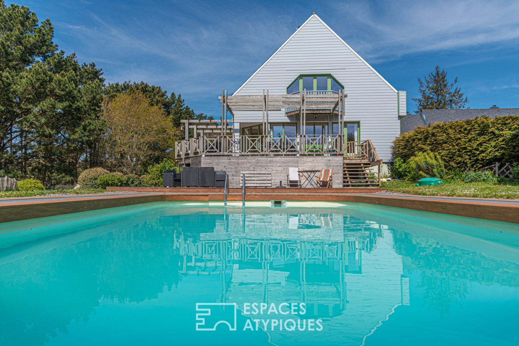 Property with its swimming pool at the port of Doëlan