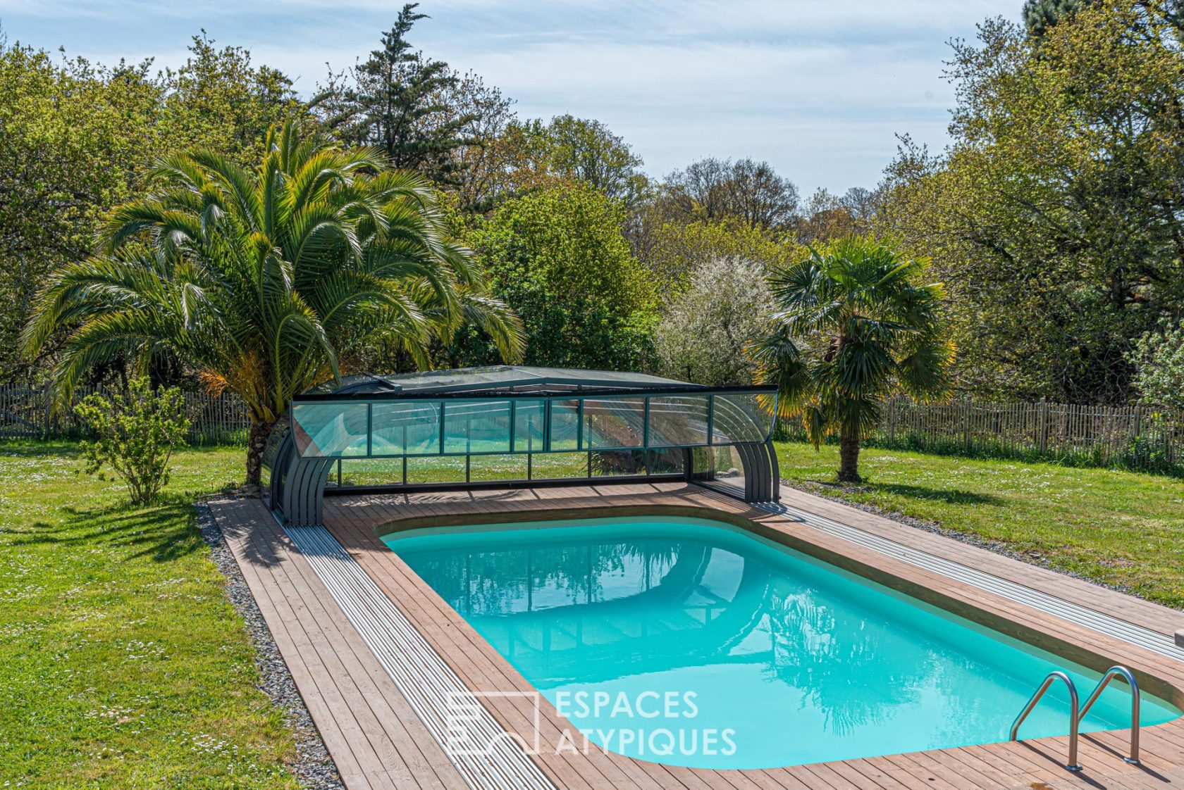 Property with its swimming pool at the port of Doëlan