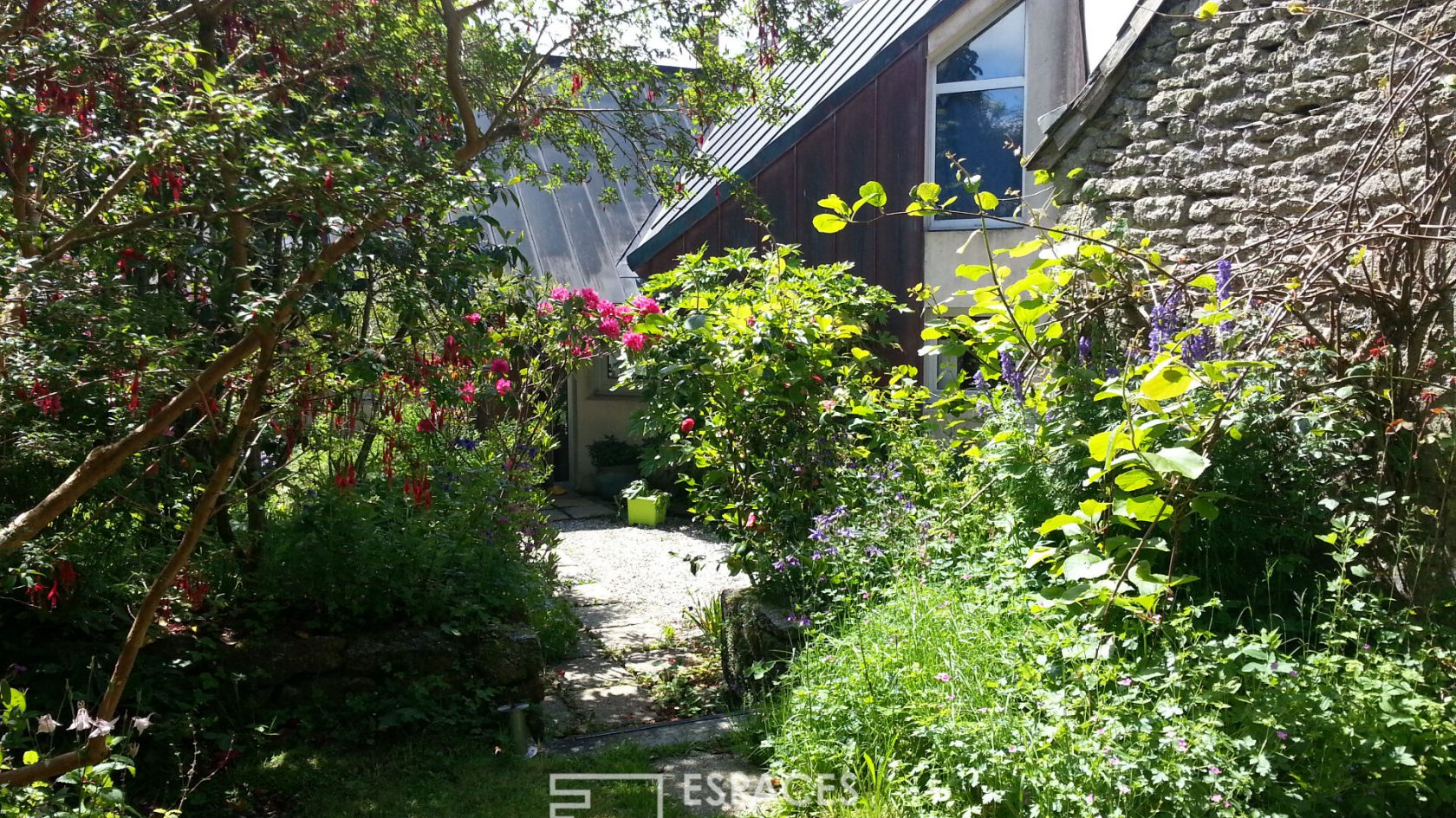 Maison d’architecte dans son écrin de verdure
