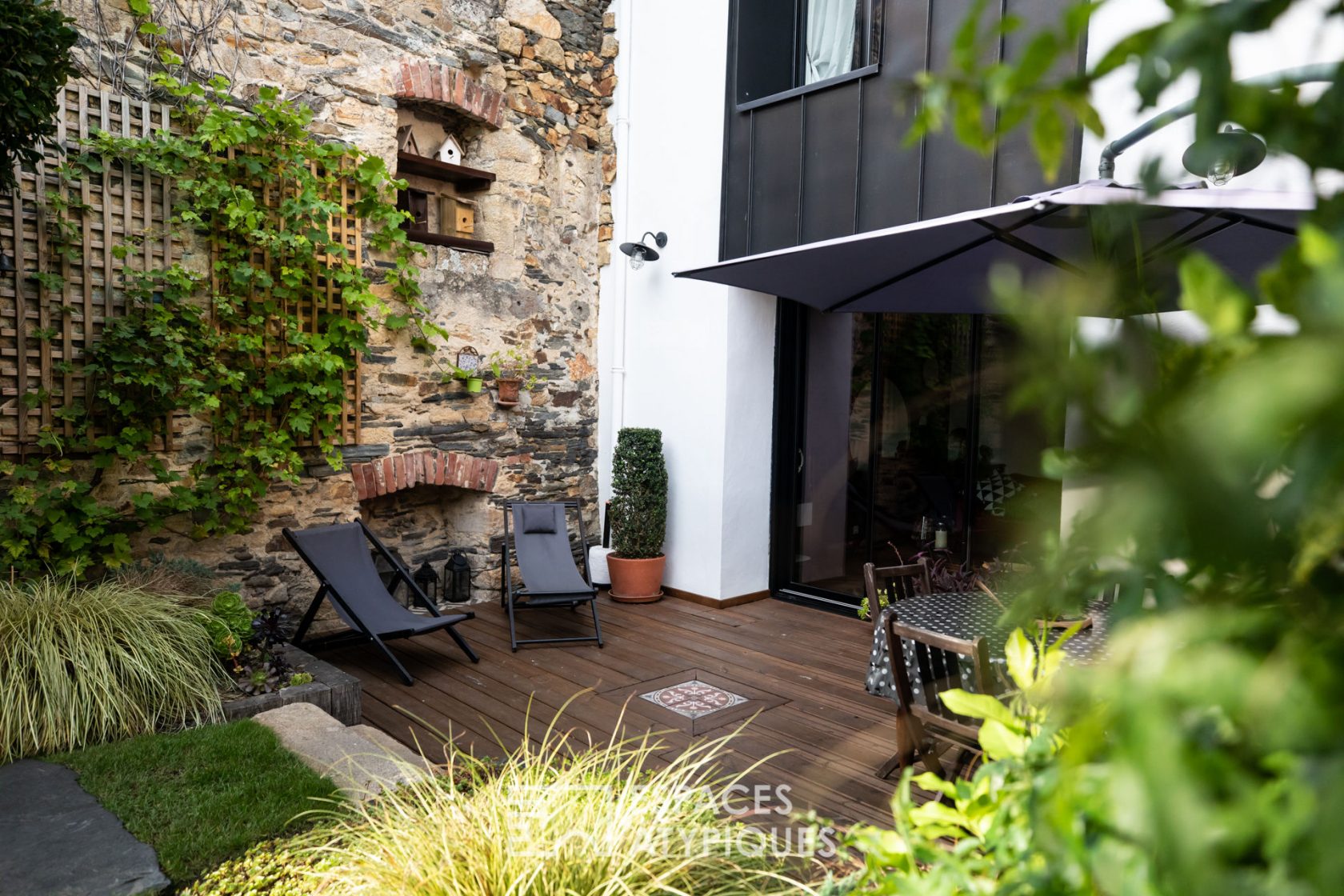 The discreet – reinterpreted townhouse and its lush garden