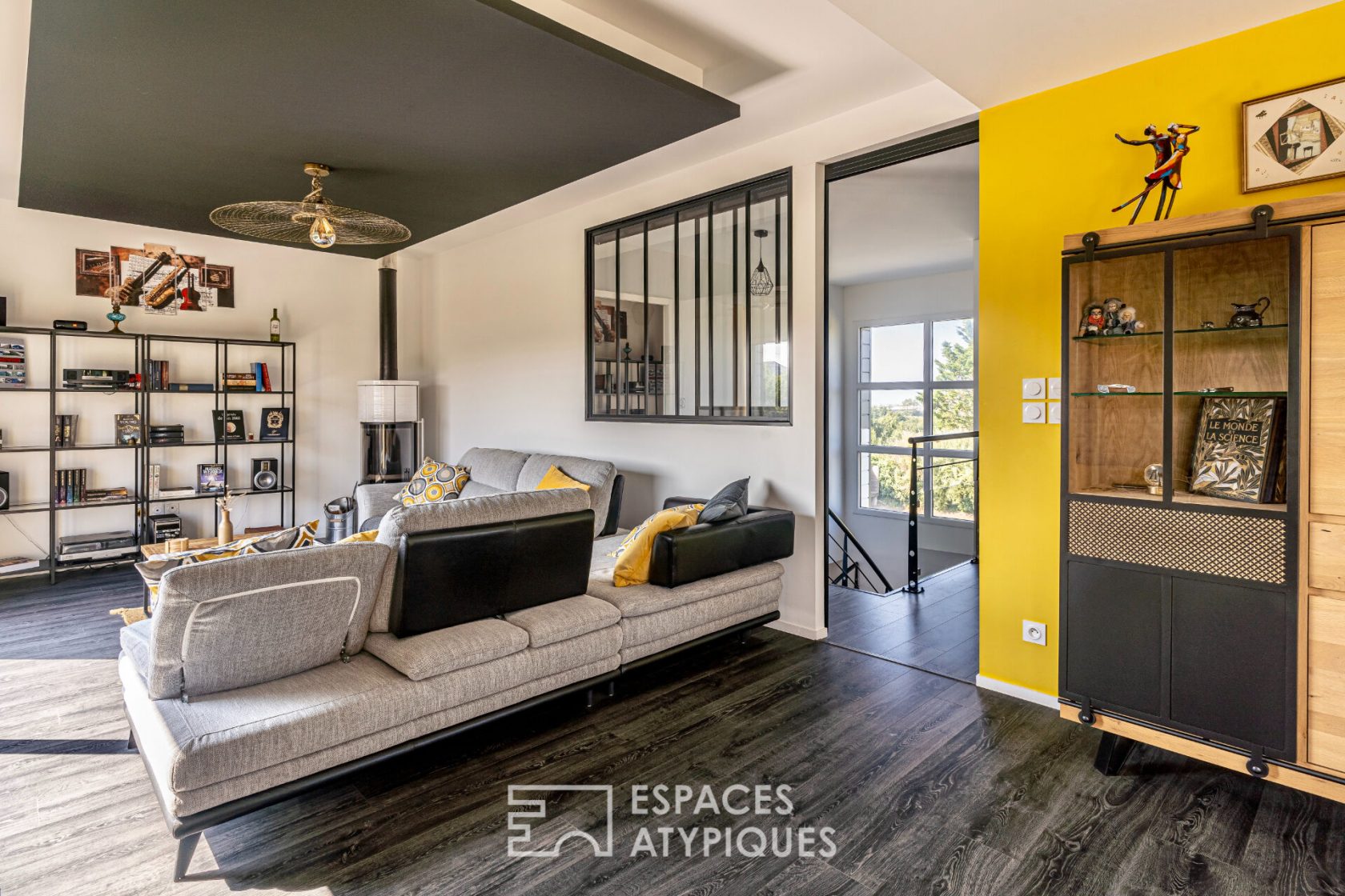 Contemporaine en bord de mer