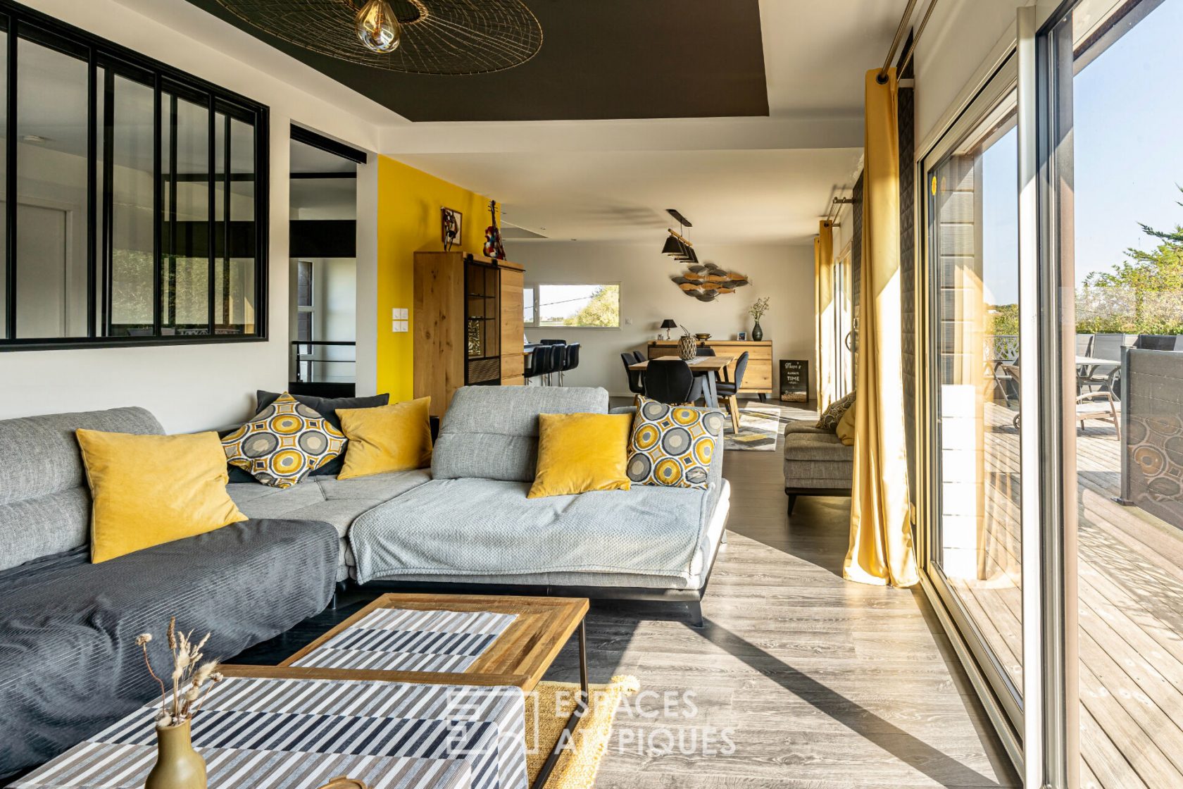 Contemporaine en bord de mer