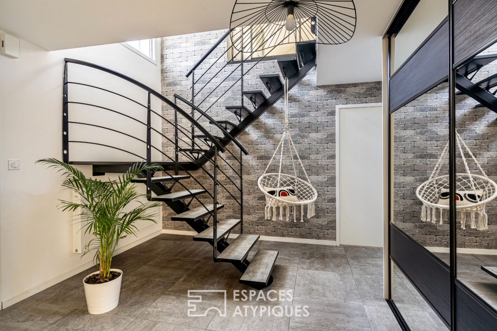 Contemporaine en bord de mer