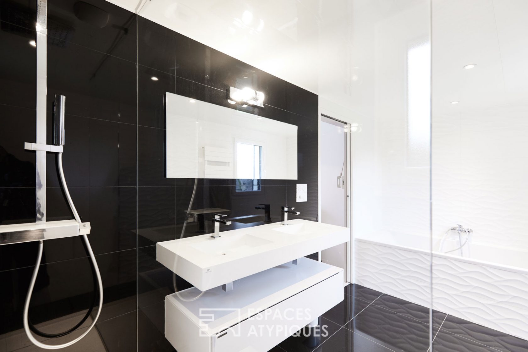 Contemporaine en bord de mer