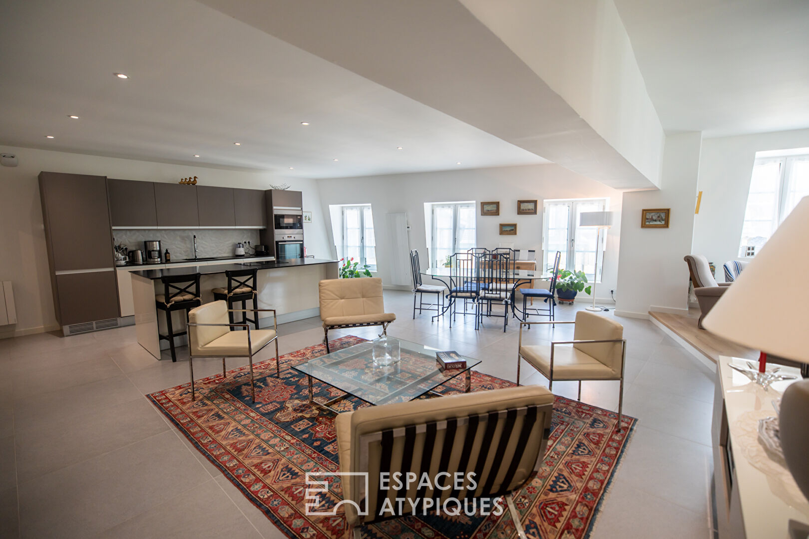 Contemporary apartment in the heart of town