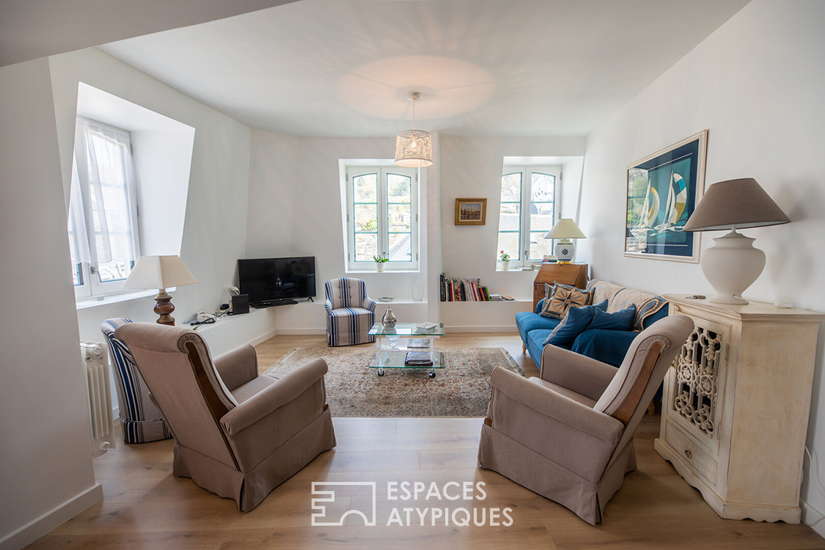 Contemporary apartment in the heart of town