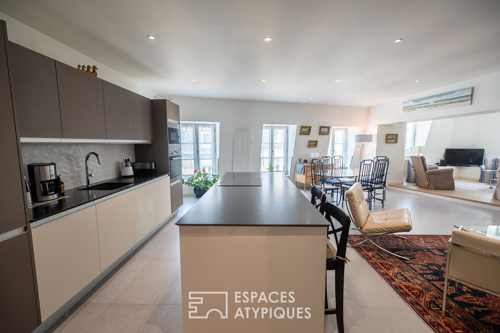Contemporary apartment in the heart of town