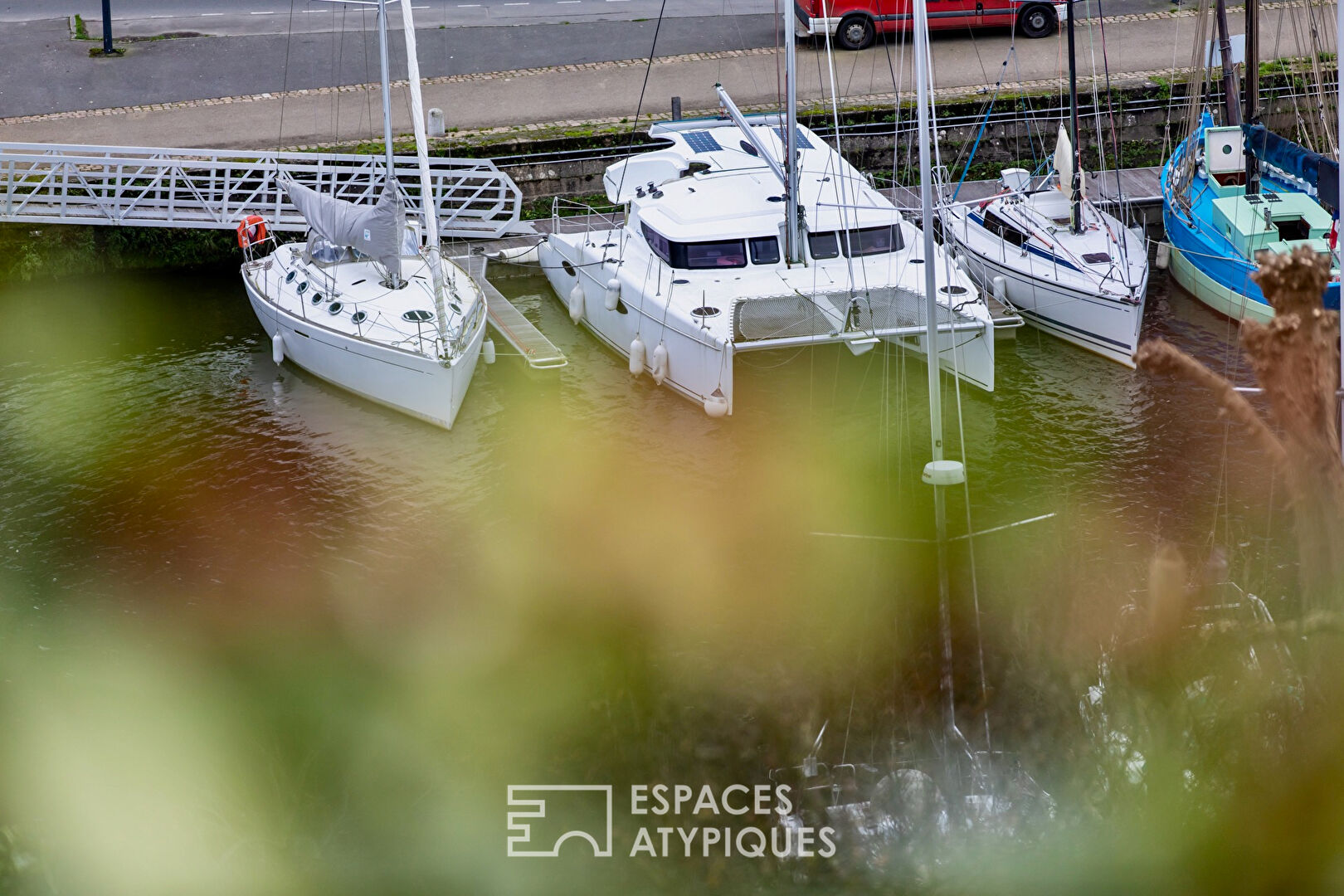 Family property with a contemplative view of the port